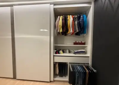 Halle: Demonstration der Greifhöhe eines der beiden Hosenauszüge.