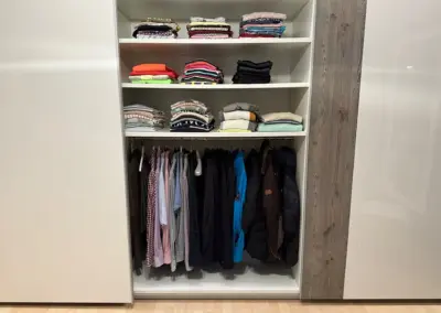 Halle: Eine gute Alternative zum Kleiderlift sind auf Wunschhöhe montierte Kleiderstangen. Die darüber angeordneten Einlegeböden können zum Teil auch vom Rollstuhl aus genutzt werden.