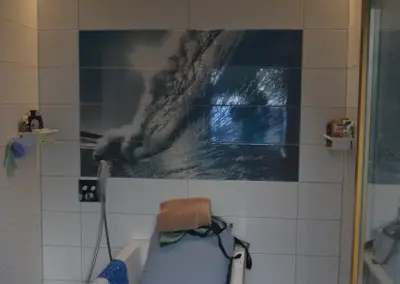 Bennewitz: Deckenliftsystem mit Schienenführung und Absetzpunkt über der Badewanne.