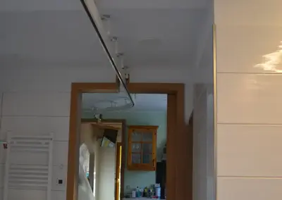 Bennewitz: Deckenlift mit Schienenführung vom Barrierefreien Bad durch die Küche in das Schlafzimmer.