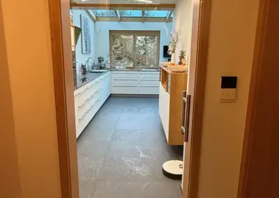 Halle: Ganzglastür auf der Wand laufend mit gefordertem Stangengriff.