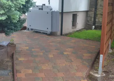 Bad Lauchstädt: Zum Erreichen des Schrägaufzuges wurde ein gepflastertes Rampensystem mit Entwässerung unter Einhaltung der DIN 18040 - 1 bzw.18040 - 2 hergestellt.