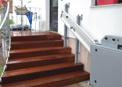 Bad Lauchstädt: Einen Schrägaufzug kann man nur mit einer Mindesttreppenstufenbreite nutzen. Verbreiterung der Treppenstufen zur Nutzung des Schrägaufzuges.