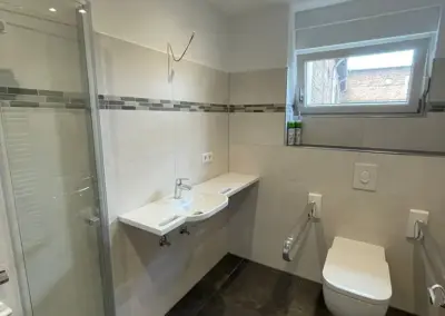 Gommern: Der auf Maß angefertigte, unterfahrbare Waschtisch zeichnet sich durch seine großzügige Ablageflächen und der integrierten Haltemögleichkeit aus. Durch die optimale Anordnung ist eine Nutzung des barrierefreies WC’s und des Waschtisches ohne Einschränkung möglich.